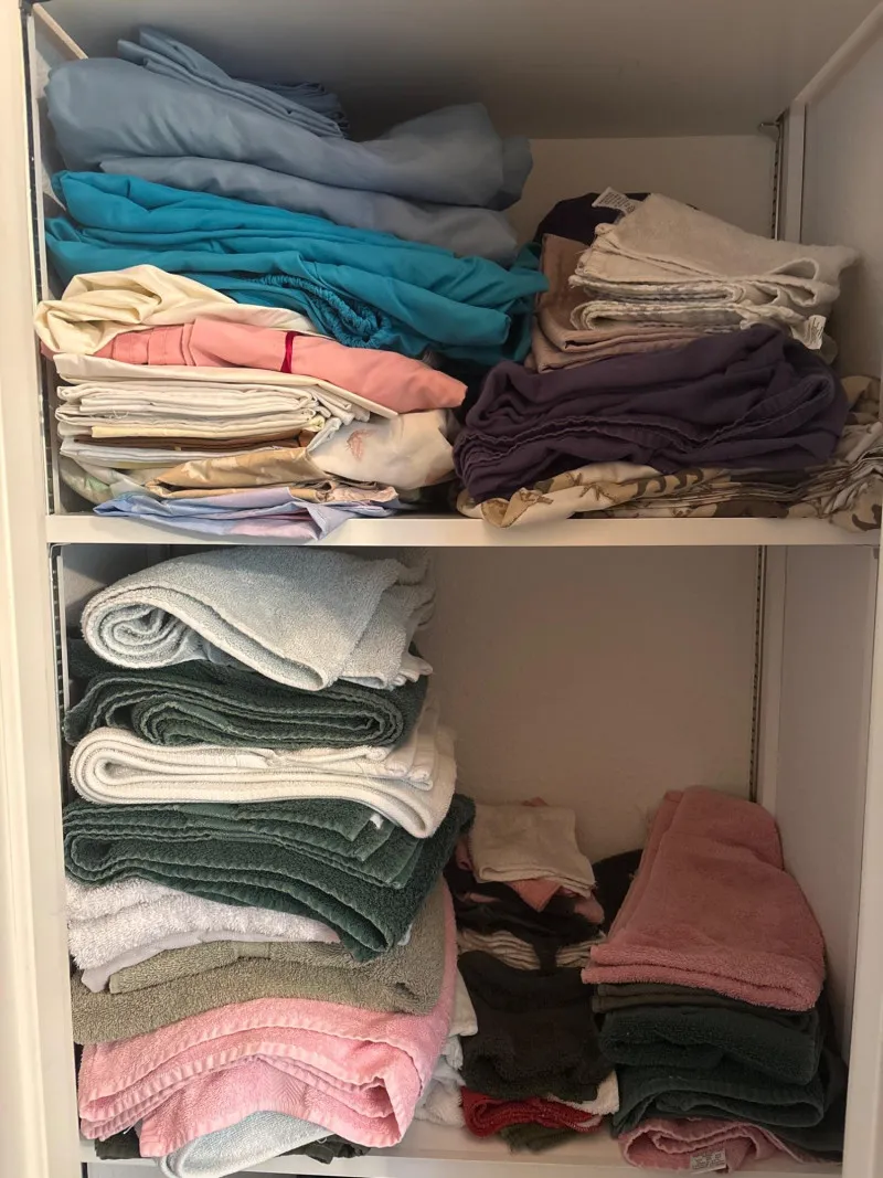 Linen Lot Sheets Towels Washcloths Pillowcases Queen Full - Sequim Estate Auction – A Life of Adventure & Humor | Ocean Bid Auction