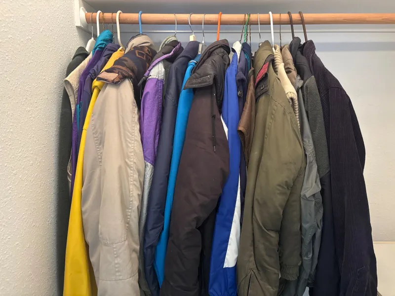 Large Lot Coats Jackets Mostly Mens Medium Large Mixed - Sequim Estate Auction – A Life of Adventure & Humor | Ocean Bid Auction