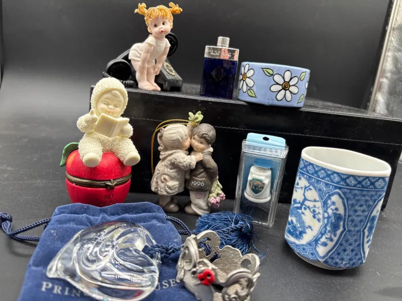 Vintage Collectible Lot Glass Ornaments Figurines Decor Mix - Sequim Estate Auction – A Life of Adventure & Humor | Ocean Bid Auction
