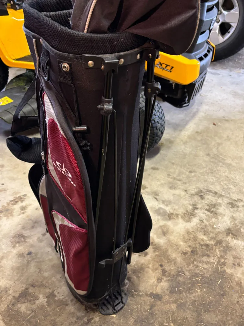 Wilson Dyna Balance Golf Bag Lightweight Stand Carry Bag - Sequim Estate Auction – A Life of Adventure & Humor | Ocean Bid Auction