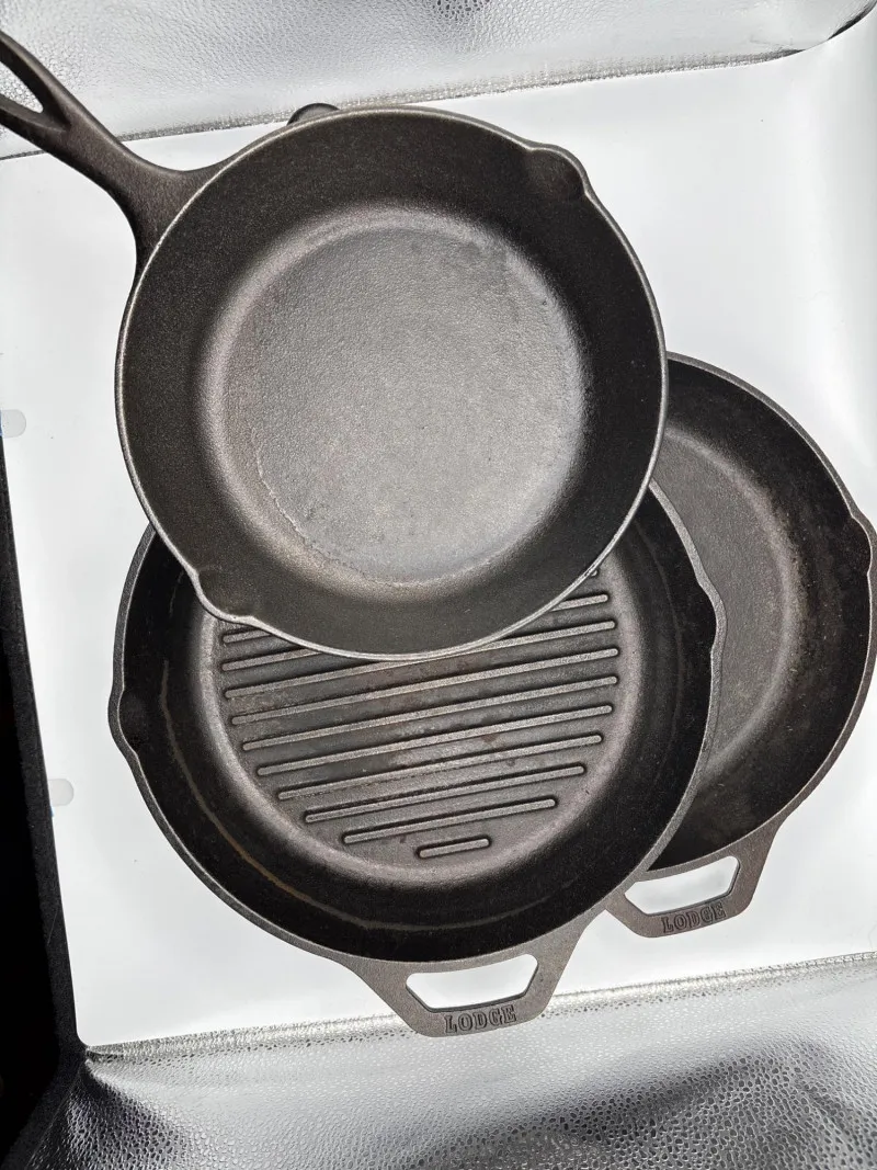 Lodge Cast Iron Skillet Set Grill Pan Fry Pan Pre-Seasoned - Sequim Estate Auction – A Life of Adventure & Humor | Ocean Bid Auction