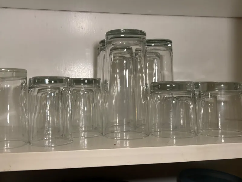 Kitchen Dish Lot Plates & Glasses Set Apartment Starter Bundle - Sequim Estate Auction – A Life of Adventure & Humor | Ocean Bid Auction