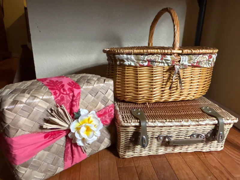 Wicker Picnic Basket Set w Blanket & Suitcase Style Basket - Sequim Estate Auction – A Life of Adventure & Humor | Ocean Bid Auction