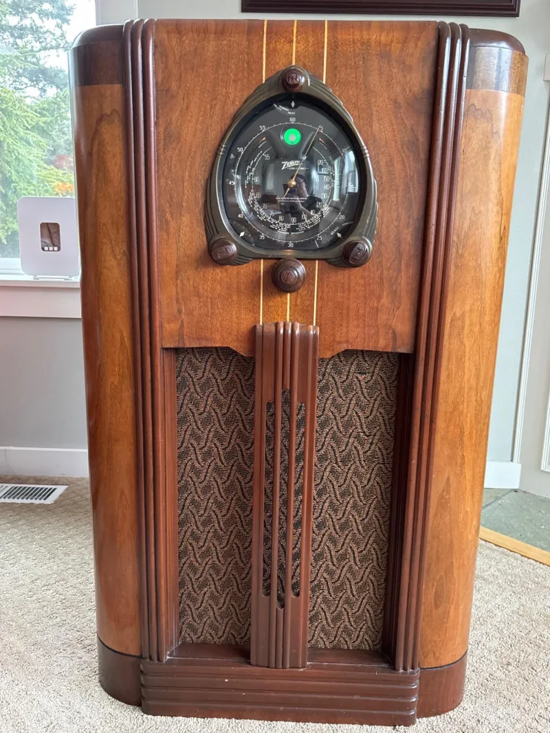 1938 Zenith Art Deco Console Radio - Model 7S258 - Designer Decor and Other Treasures | Ocean Bid Auction