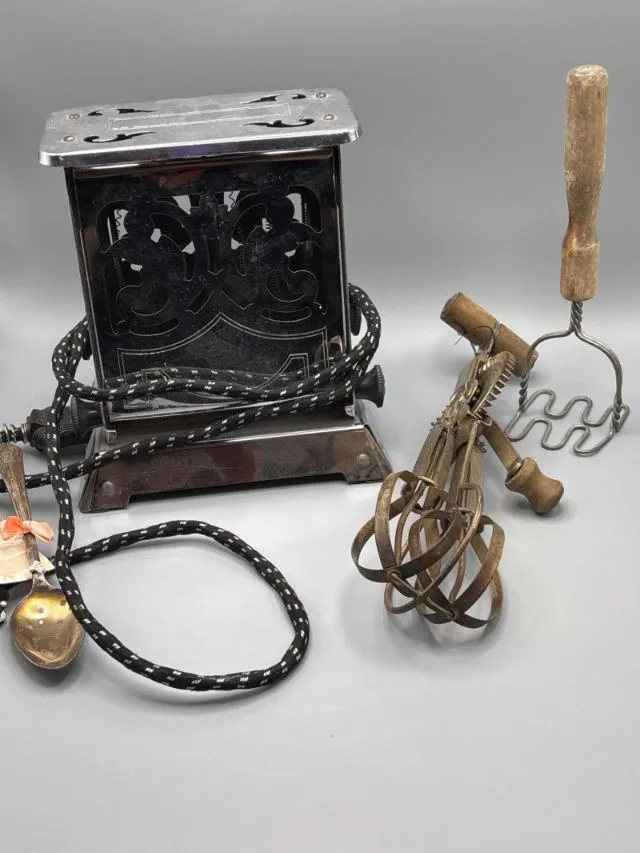 ORNATE 1920s GE HOTPOINT TOASTER & VINTAGE KITCHEN LOT | Art Deco - Designer Decor and Other Treasures | Ocean Bid Auction