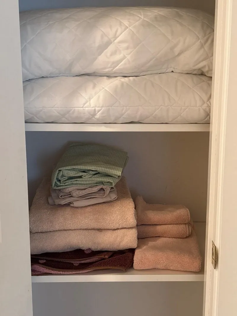 Linen Closet Essentials - 2 Pillows & Towel Selection - Designer Decor and Other Treasures | Ocean Bid Auction