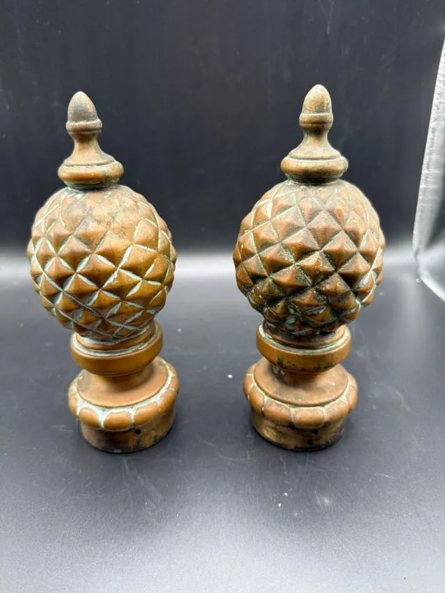 2 pineapple, candle snuff, 2 candle sticks- - Designer Decor and Other Treasures | Ocean Bid Auction