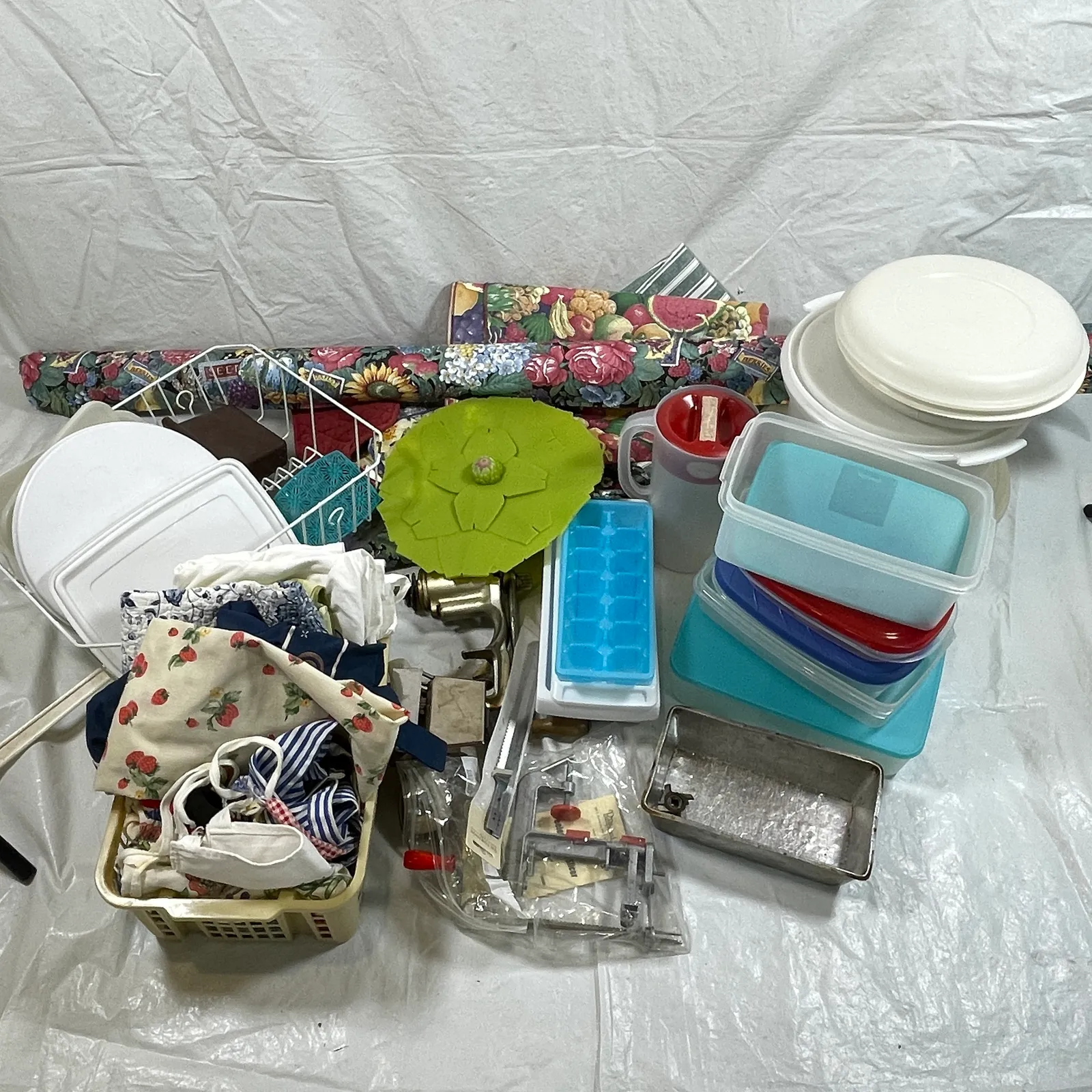 Vintage Tupperware, Rubbermaid & Pampered Chef Kitchen Lot - Sterling Silver, Stones & Seattle History Estate Auction and 0% buyers premium! | Ocean Bid Auction