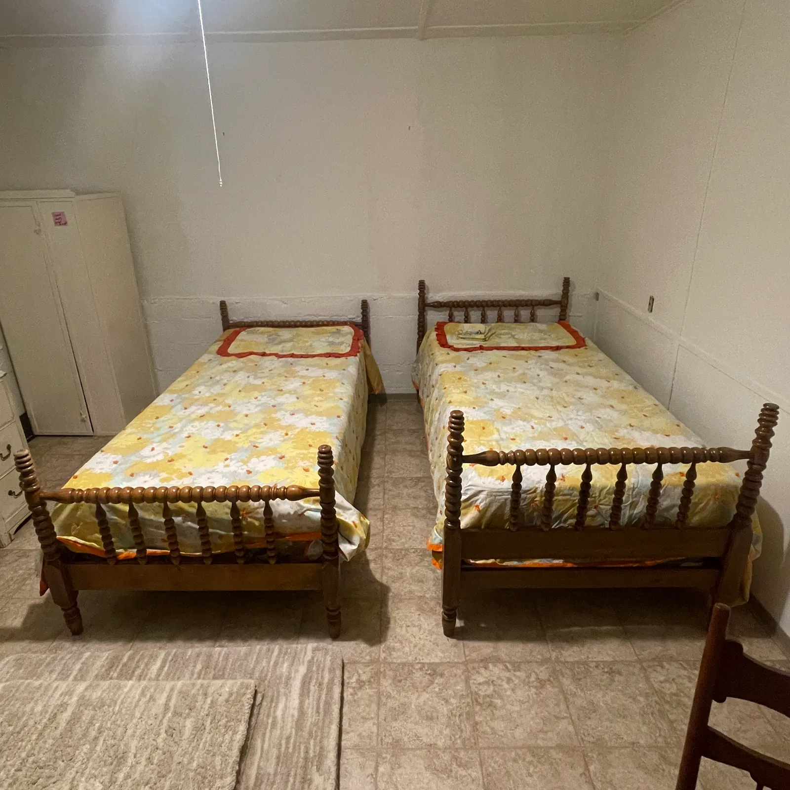 Pair Vintage Jenny Lind Style Twin Spool Beds – Turned Wood Spindle Frames & Bedding - Sterling Silver, Stones & Seattle History Estate Auction and 0% buyers premium! | Ocean Bid Auction