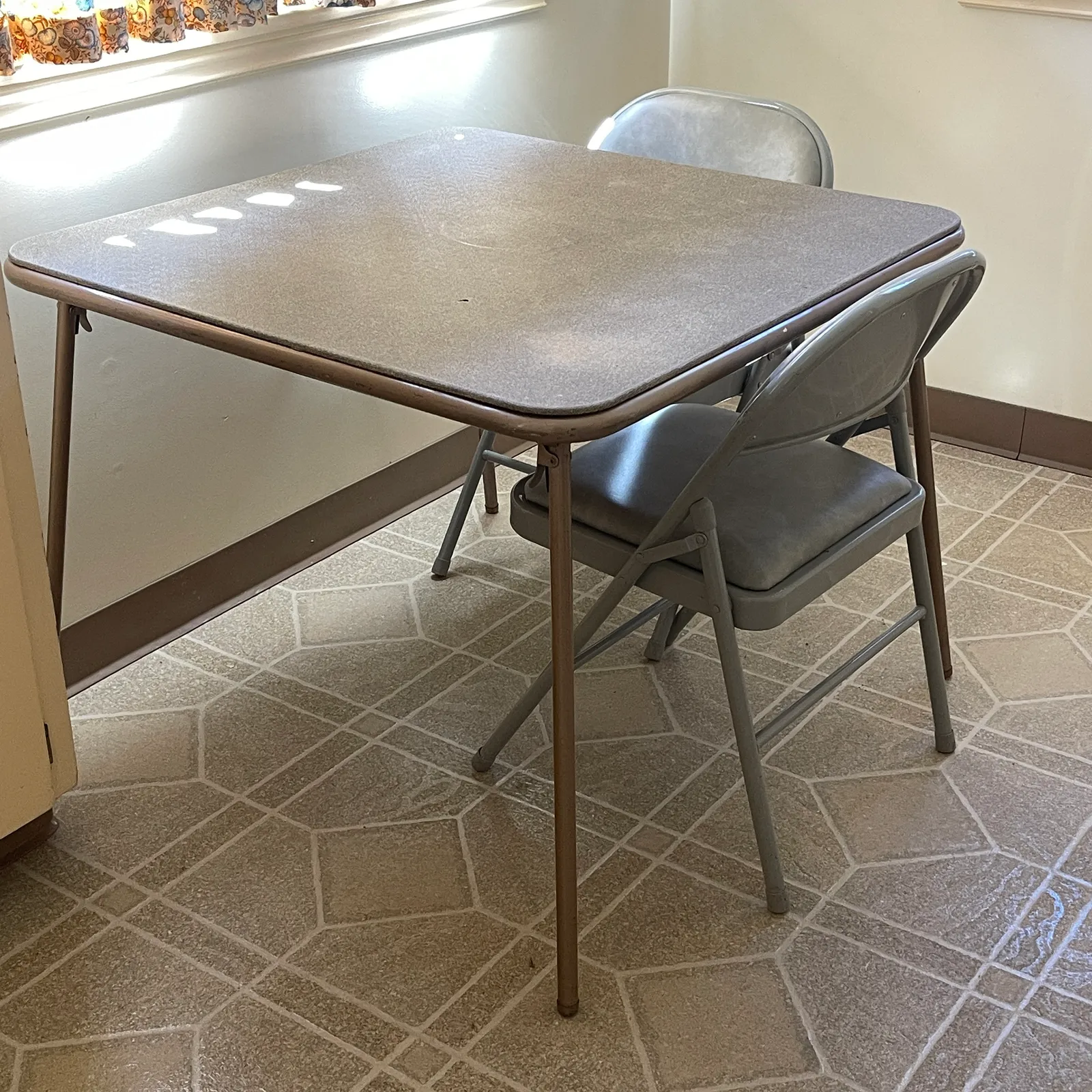 Vintage Folding Card Table & Chairs - Sterling Silver, Stones & Seattle History Estate Auction and 0% buyers premium! | Ocean Bid Auction