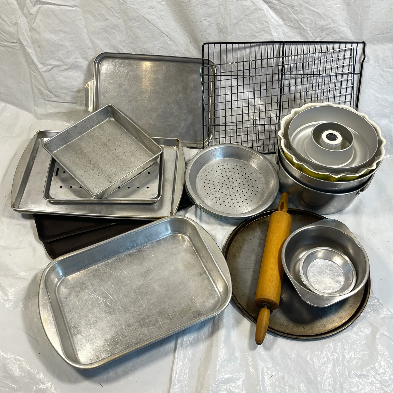 Vintage Metal Bakeware & Baking Pan Lot - Sterling Silver, Stones & Seattle History Estate Auction and 0% buyers premium! | Ocean Bid Auction