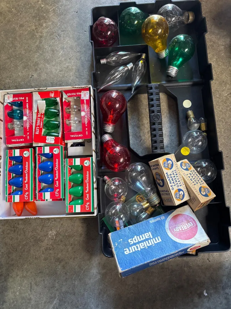 Estate Sale Vintage Light Bulbs Color Lamps GE Miniature Lot - Collector’s Dream Auction – Lladro, Murano, Coastal Decor-Anacortes and Sequim pick-ups | Ocean Bid Auction