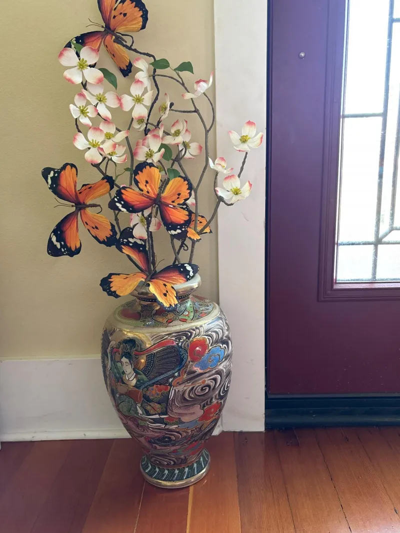 Large 15" Hand-Painted Oriental Style Vase w/ Figural Design - Collector’s Dream Auction – Lladro, Murano, Coastal Decor-Anacortes and Sequim pick-ups | Ocean Bid Auction