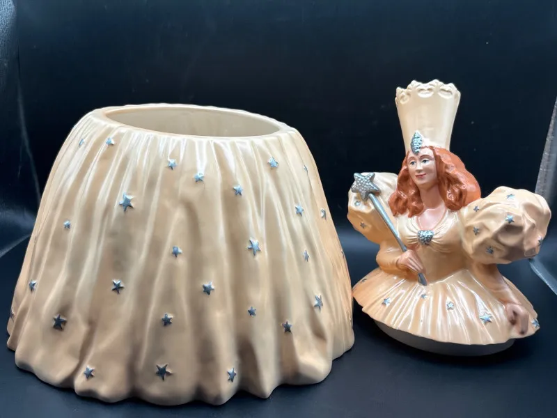 Wizard of Oz Glinda Cookie Jar w Box Toto Collector Plate - Collector’s Dream Auction – Lladro, Murano, Coastal Decor-Anacortes and Sequim pick-ups | Ocean Bid Auction