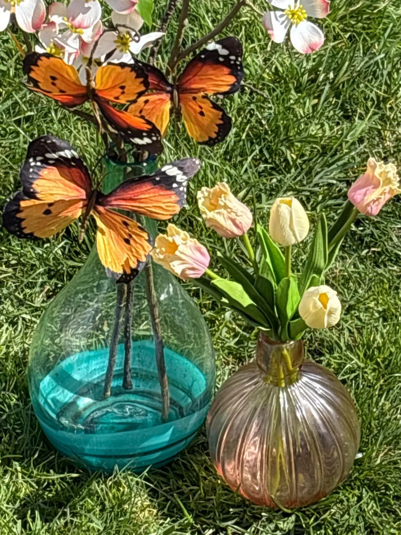 Cottagecore Glass Vase Set Blue Bottle & Pink Hanging Vase - Collector’s Dream Auction – Lladro, Murano, Coastal Decor-Anacortes and Sequim pick-ups | Ocean Bid Auction