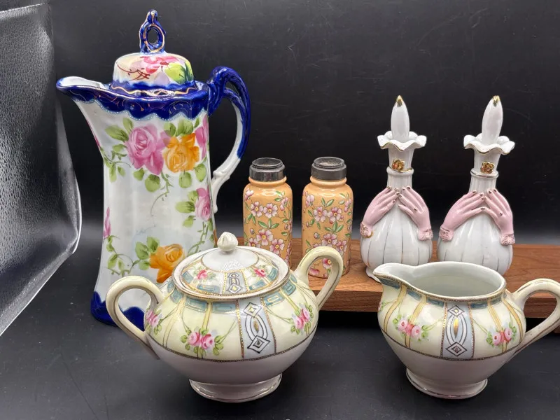 Estate Sale Porcelain Tea Set Perfume Bottles Salt Pepper - Collector’s Dream Auction – Lladro, Murano, Coastal Decor-Anacortes and Sequim pick-ups | Ocean Bid Auction