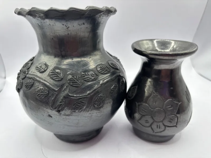 Signed Oaxacan Black Pottery Vases Donna Rossa Mexico Pair - Collector’s Dream Auction – Lladro, Murano, Coastal Decor-Anacortes and Sequim pick-ups | Ocean Bid Auction