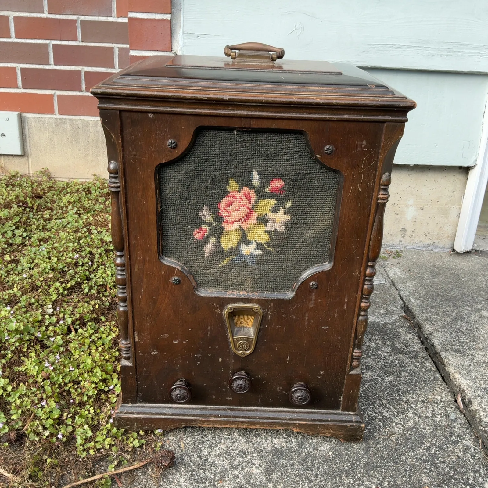 Vintage General Electric Wood Cabinet Table Radio