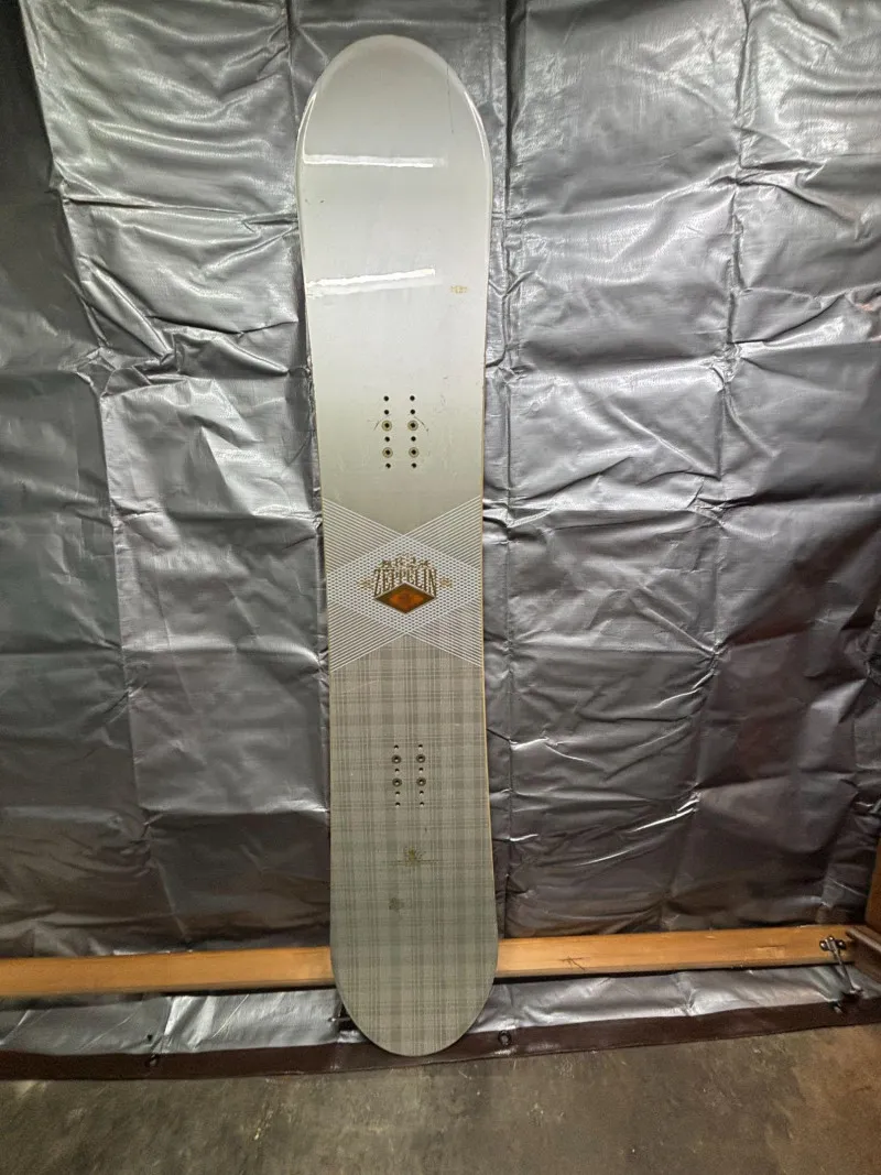 K2 Snowboard – White/Gray Geometric Design – All-Mountain Board - Mixed Treasures Auction | Ocean Bid Auction