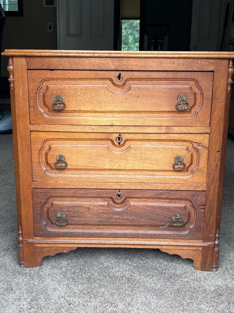 Vintage Oak 3-Drawer Dresser Chest with Brass Hardware - Anacortes Estate Auction – Sterling Silver, Jewelry & Incredible Finds | Ocean Bid Auction