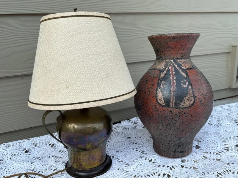 Studio Pottery Vase & Vintage Brass Table Lamp Southwest Decor Lot - Anacortes Estate Auction – Sterling Silver, Jewelry & Incredible Finds | Ocean Bid Auction