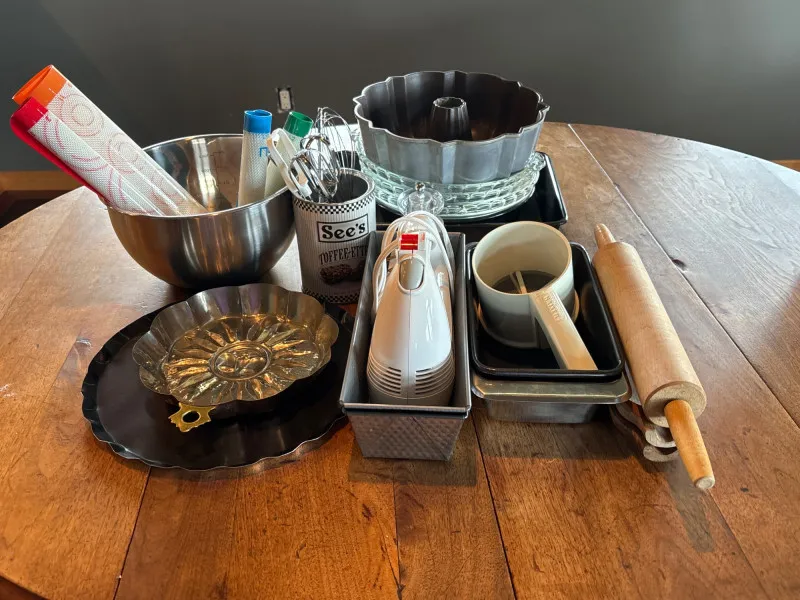 Calling All Bakers! Bakeware Mixer Bundt Pan & Baking Essentials Lot - Anacortes Estate Auction – Sterling Silver, Jewelry & Incredible Finds | Ocean Bid Auction