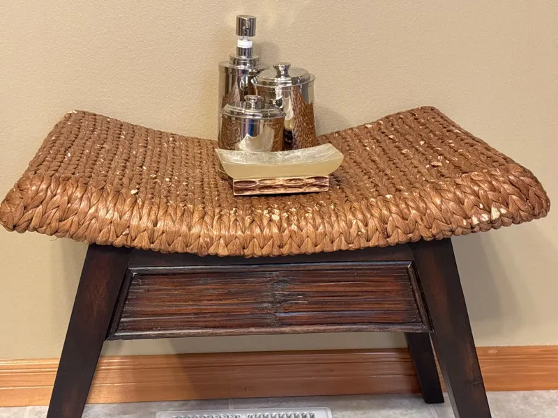 Woven Bathroom Dressing Bench & Chrome Bath Accessory Set - Anacortes Estate Auction – Sterling Silver, Jewelry & Incredible Finds | Ocean Bid Auction