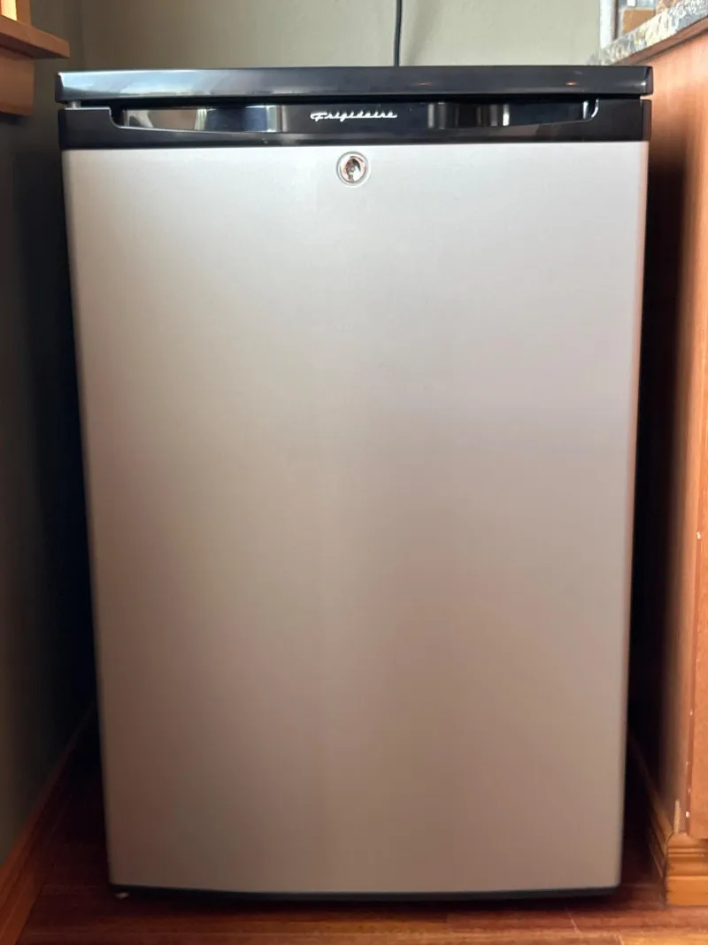 Frigidaire Compact Refrigerator w/ Lock –Great Garage or Office Fridge - Anacortes Estate Auction – Sterling Silver, Jewelry & Incredible Finds | Ocean Bid Auction