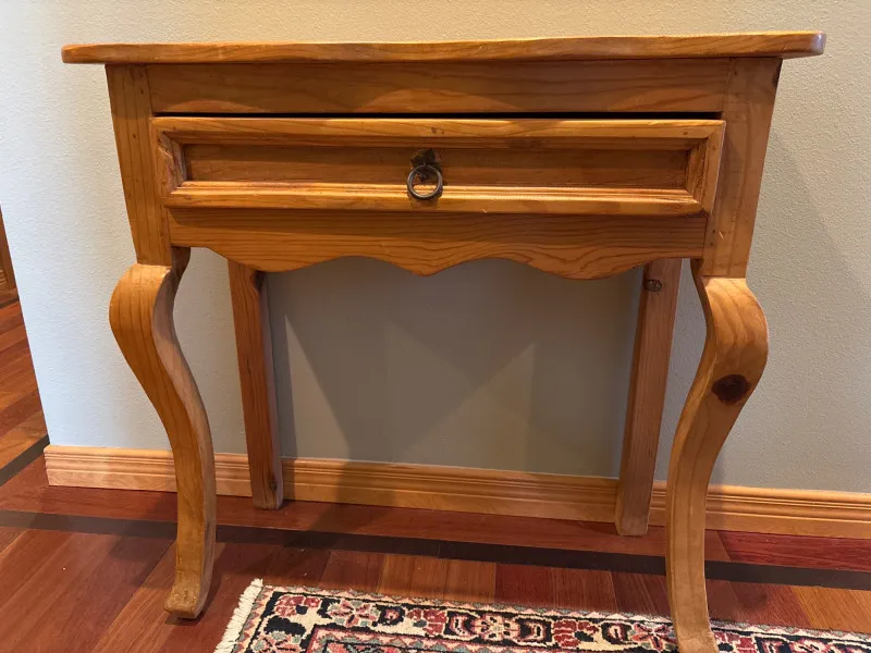 Rustic Pine Accent Table with Drawer & Curved Legs - Anacortes Estate Auction – Sterling Silver, Jewelry & Incredible Finds | Ocean Bid Auction
