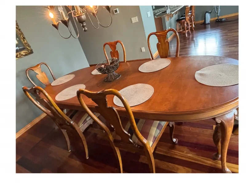 Vintage Queen Anne Dining Set with 2 Leaves & Custom Table Pads - Anacortes Estate Auction – Sterling Silver, Jewelry & Incredible Finds | Ocean Bid Auction