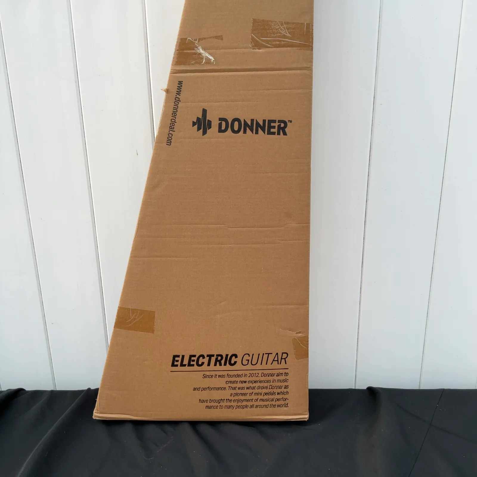 Donner DST-200DX Black Electric Guitar and Gig Bag