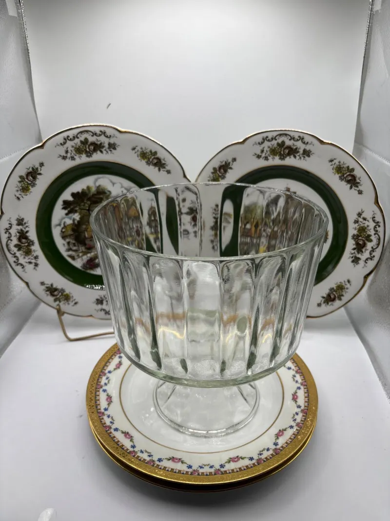 Ascot Village Plates J.E. Caldwell Gold Rim Plates Trifle Bowl - Spring Treasure Auction – Vintage Finds & New-In-Box Surprises. | Ocean Bid Auction