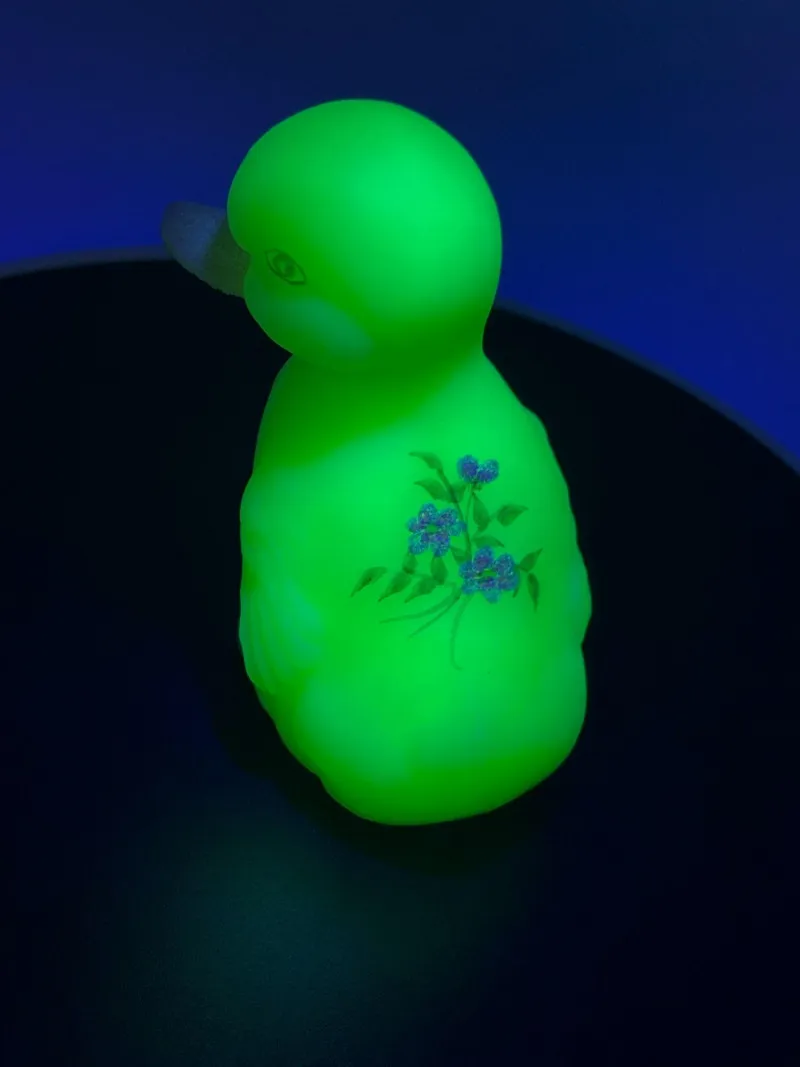 Fenton Signed Uranium Glass Duck Glows UV - Spring Treasure Auction – Vintage Finds & New-In-Box Surprises. | Ocean Bid Auction