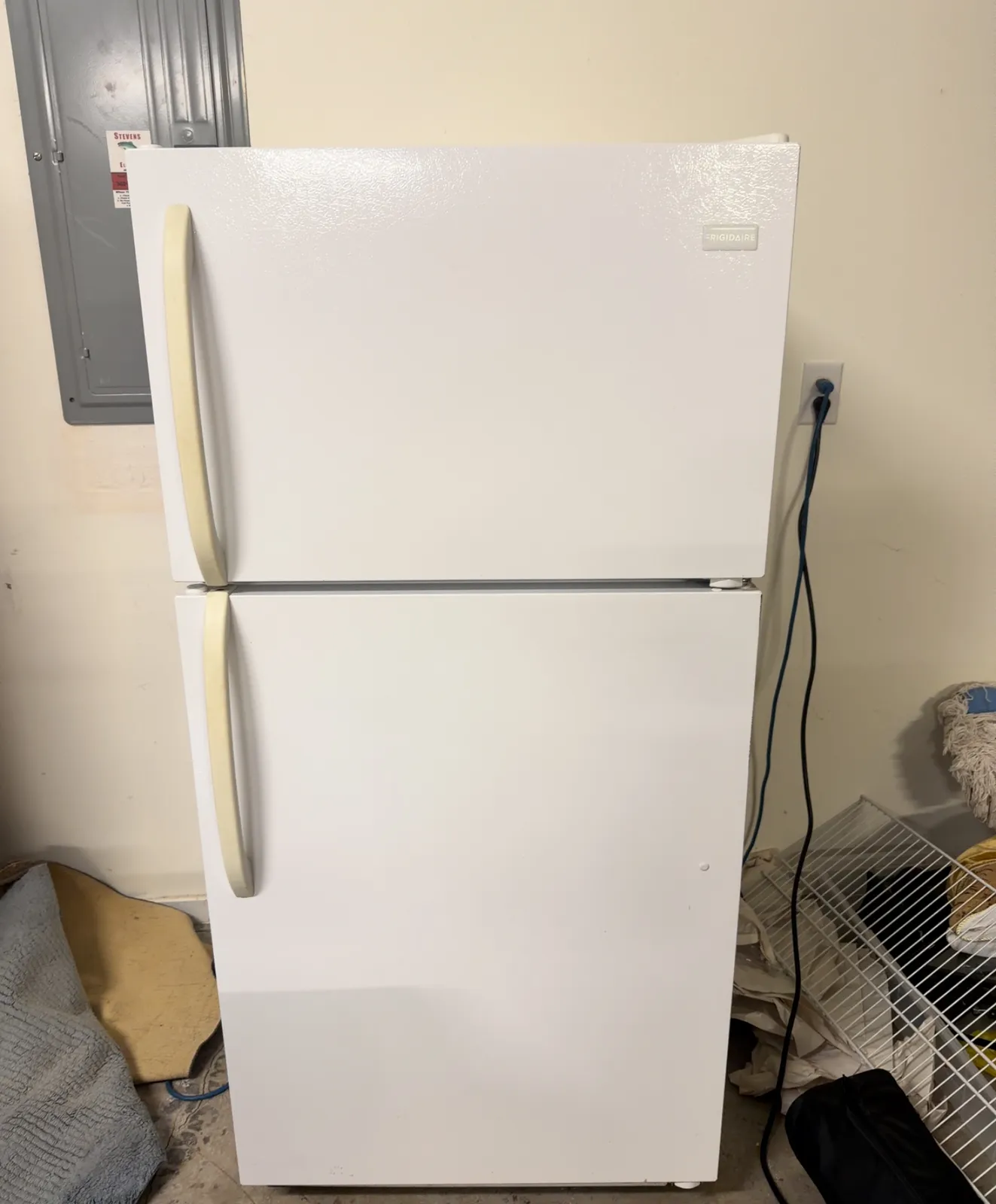 Frigidaire LFHT1513LW5 Top-Freezer Refrigerator